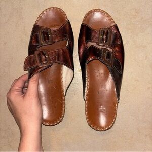 La Plume Jen Bronze
Metallic Leather Buckle
Slide Sandals Size 38